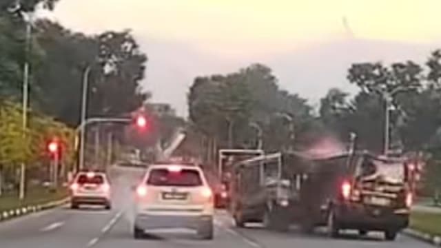 海军部六车连环撞四人送院 两司机受困驾驶座