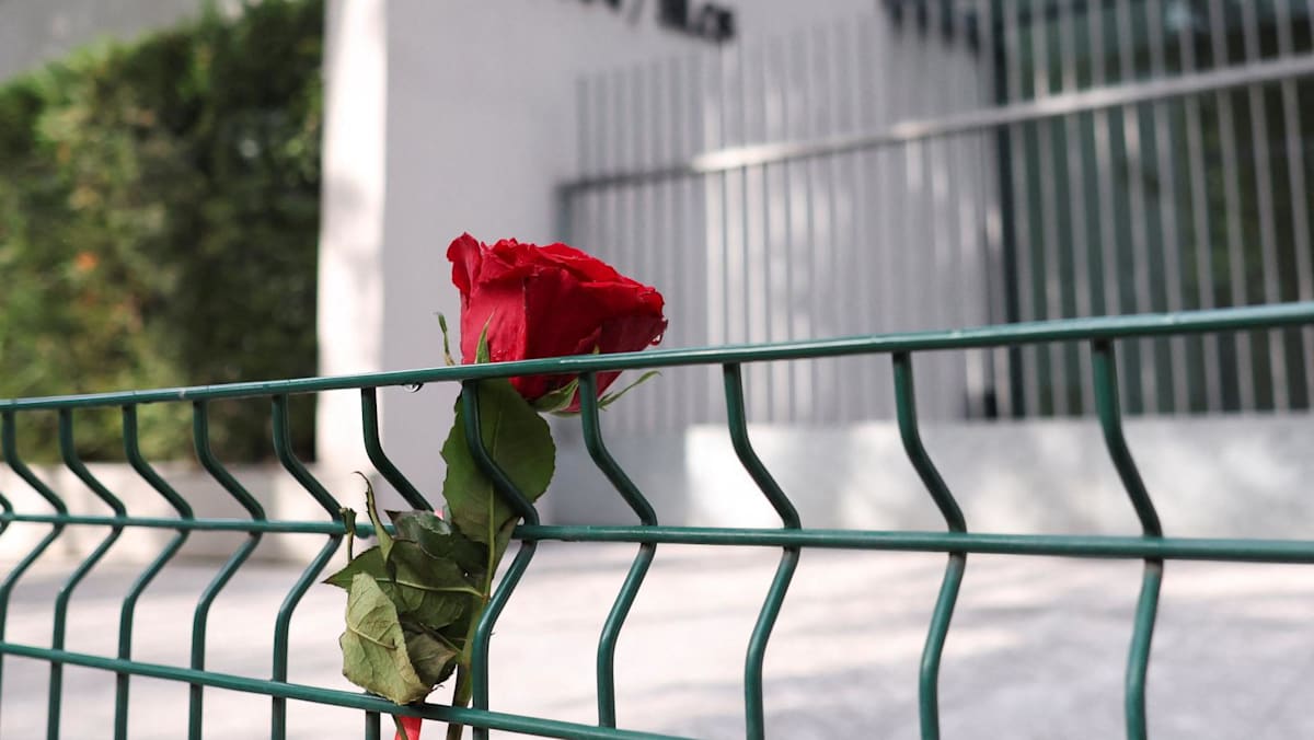 A lone red rose outside Armani as Milan mourns its ‘king’ of fashion