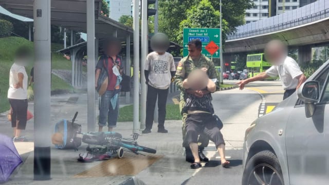 老妇骑脚车跌倒无力爬起 军官下车伸援手获表扬 