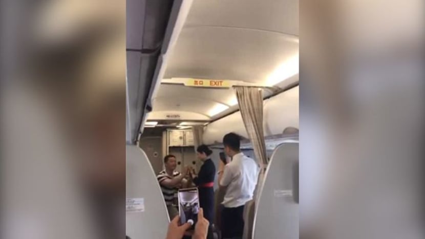 Pramugari dipecat kerana dilamar dalam pesawat