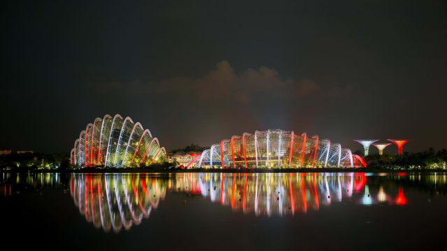 庆祝入选全球十大景点和12周年 滨海湾花园点亮红白灯光