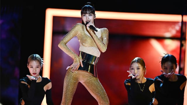 BLACKPINK Lisa献唱巴黎慈善演唱会　超辣金色紧身战袍来自Loewe