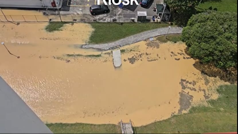 அங் மோ கியோவில் குழாய் உடைந்து தண்ணீர் பாய்ந்தோடியது