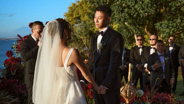 瘦子结婚4年海岛补办婚礼！甜牵老婆深情对望