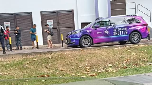 榜鹅无人驾驶接驳车出车祸 撞上道路中央分界堤