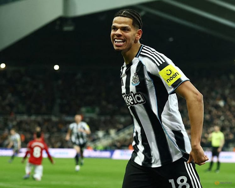 Newcastle, down to 10 men, end Carrick's unbeaten run with Man Utd