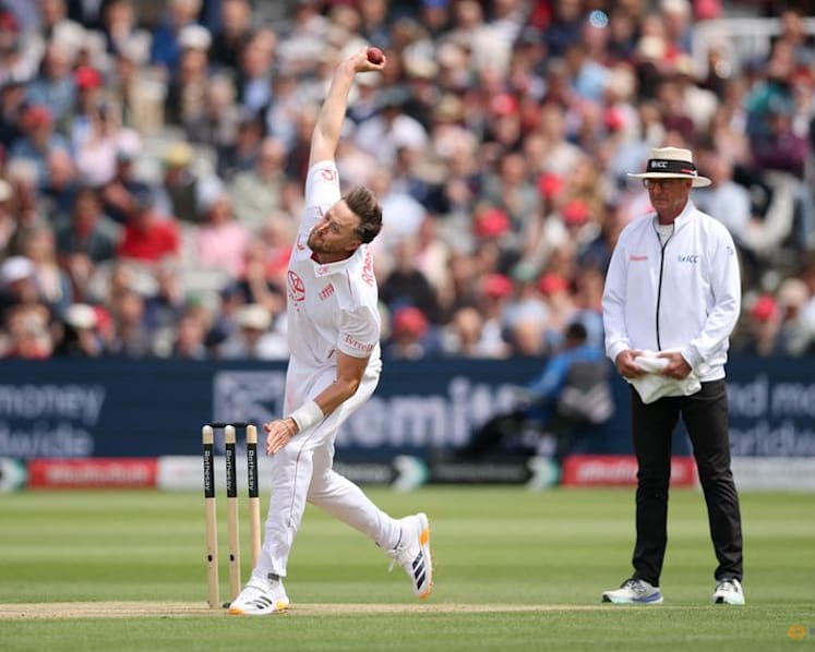 England's Robinson in doubt for second test due to knee injury