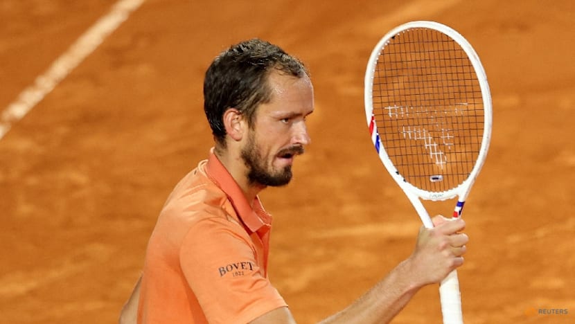 Sinner closes in on Italian Open final before rain halts Medvedev clash