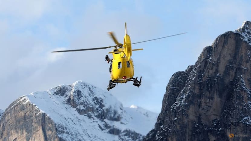 Alpine skiing-Vonn's crash and scream change face of the day in Cortina