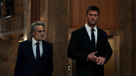 Crime 101 Review: Chris Hemsworth vs Mark Ruffalo Should Explode In Michael Mann-Inspired Heist Thriller — Instead It Smoulders