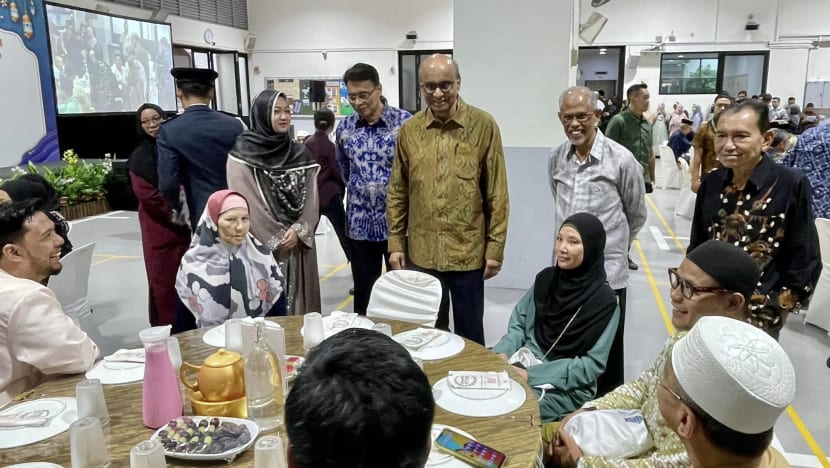 Presiden Tharman Shanmugaratnam buka puasa bersama 60 penerima zakat; MUIS agih zakat tambahan Ramadan S$2.6j Presiden Tharman Shanmugaratnam buka puasa bersama 60 penerima zakat; MUIS agih zakat tambahan Ramadan S$2.6j