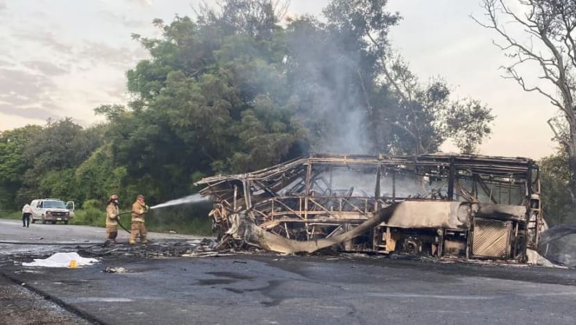 18 maut, lori minyak langgar bas di Mexico  