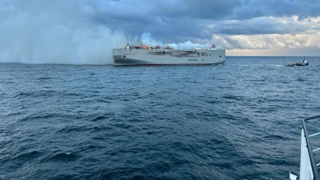 新加坡注册集装箱船失火 未造成印度洋油污染