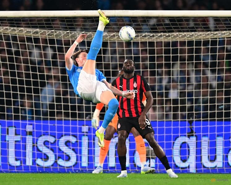 Napoli edge Milan to keep Serie A title hopes alive