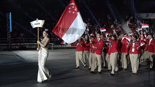 擎旗手林天润和杨佳敏领军 新加坡代表团进场