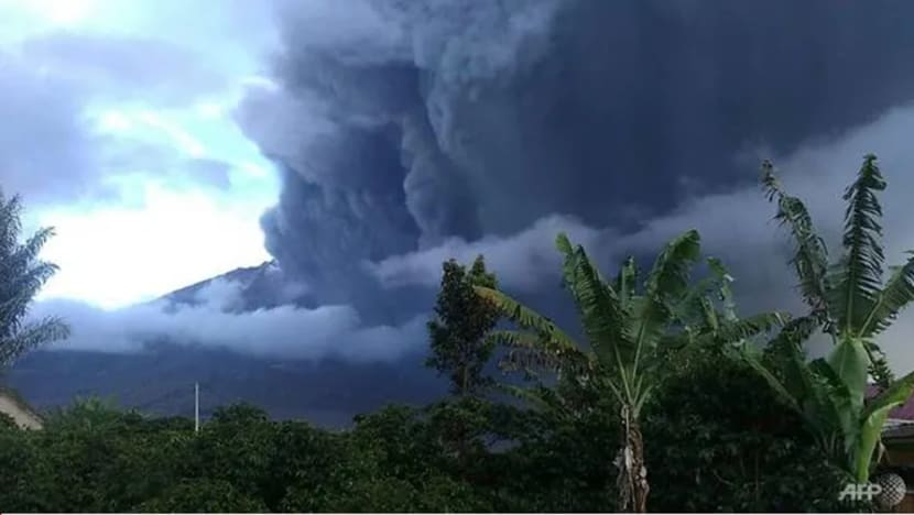 Gunung Sinabung muntahkan asap dan debu