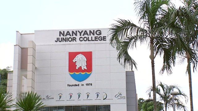 男学生涉嫌女厕偷拍女生 南初：已勒令停学并报警