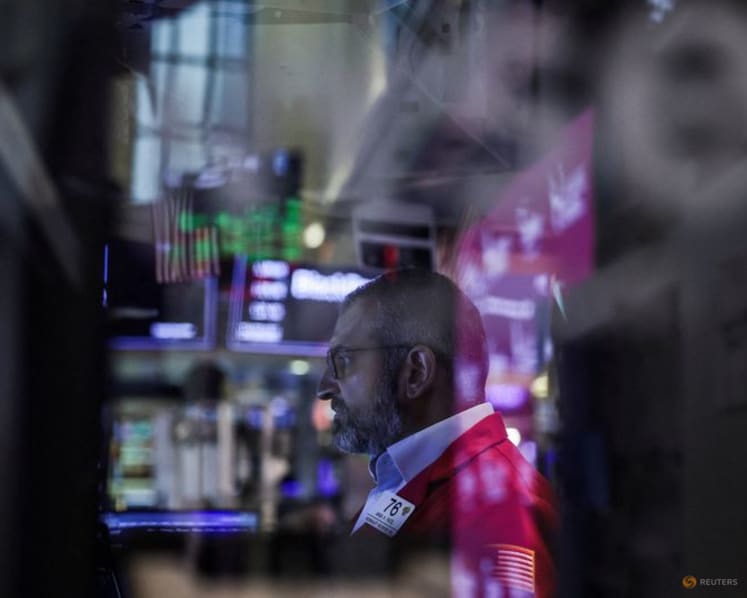 Analysis:Investors eye holiday season turbulence amid AI and rate cut doubts