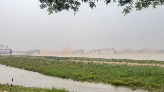 实皆近百年地标性大桥 “骨牌式”垮塌沉入江中