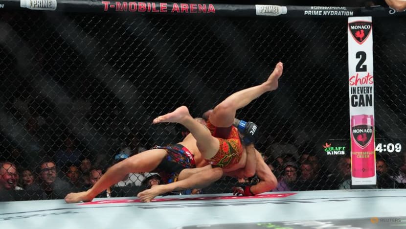 Topuria knocks out Oliveira to win UFC lightweight title