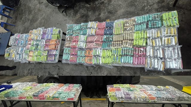 马国轿车车座改装成暗格 被关卡人员识破搜获逾千电子烟