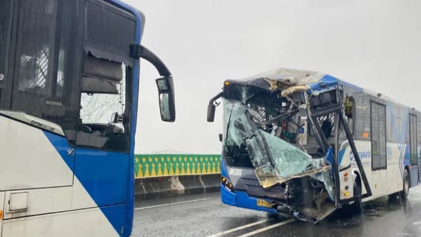 Pengemudi mengantuk, dua bus Transjakarta adu banteng di ‘jalur langit’, 24 Terluka