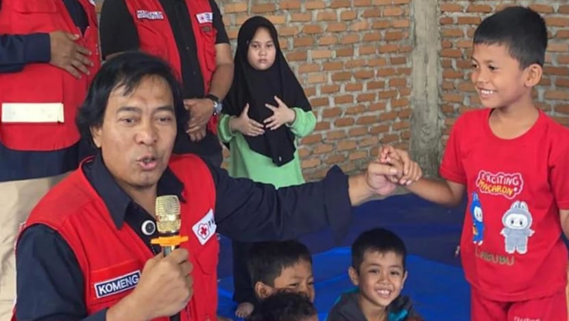 Komeng kunjungi korban banjir di Padang, tawa anak-anak di pengungsian pecah di tengah bencana