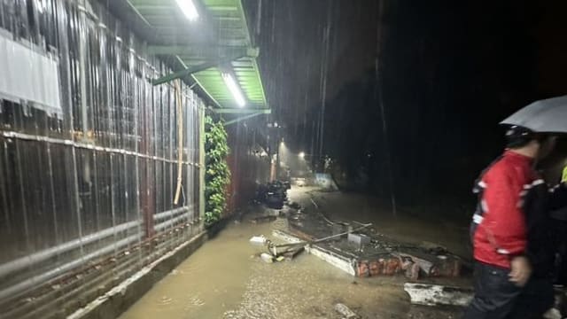台湾多区豪雨灾情频传 水淹树倒围墙坍塌