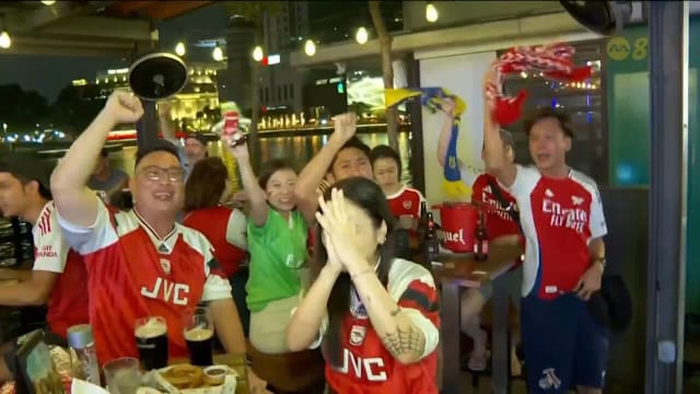 时隔22年英超封王 本地球迷齐聚见证阿申纳捧杯 