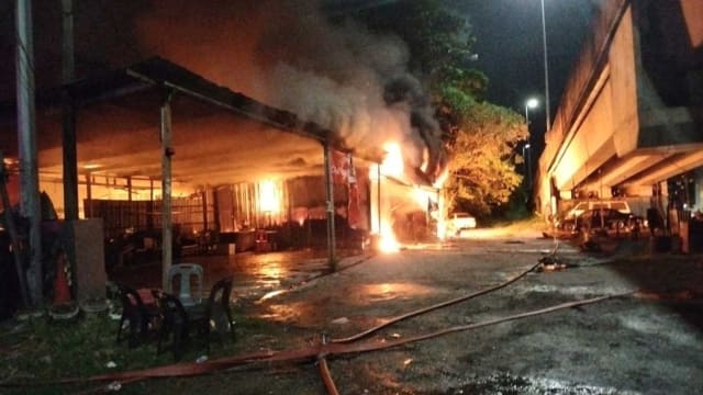 马国新年烟火酿大火 三间店40辆摩托车被烧毁