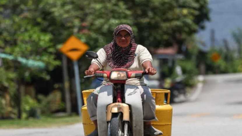 Nenek dengan 16 cucu di Ipoh ini gigih angkat tong gas demi cari rezeki