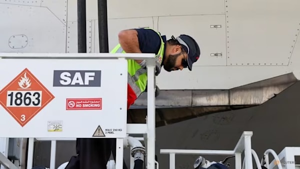 Penumpang berlepas dari SG perlu bayar S$1-S$41.60 levi bahan api mampan bagi setiap tiket penerbangan