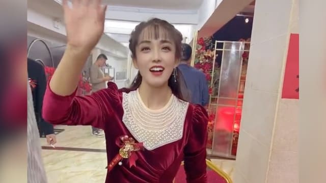 逆龄颜值 中国婚礼现场家婆被误认为新娘