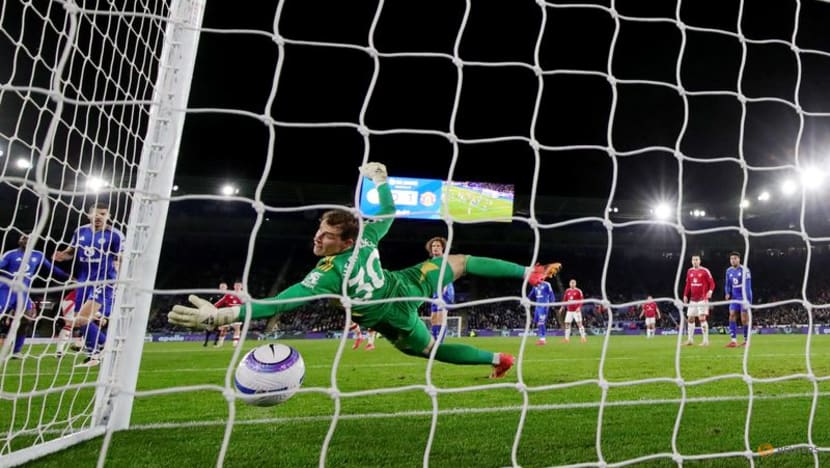 Fernandes caps Manchester United's 3-0 win at struggling Leicester