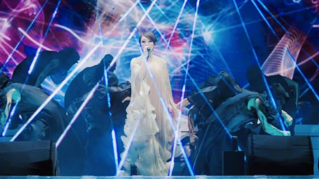 广州演唱会受暴雨天气影响，林忆莲泪洒舞台，演出后发长文道歉！