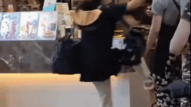 疑因孩子偷奶茶 中国母亲竟暴打店员咬保安