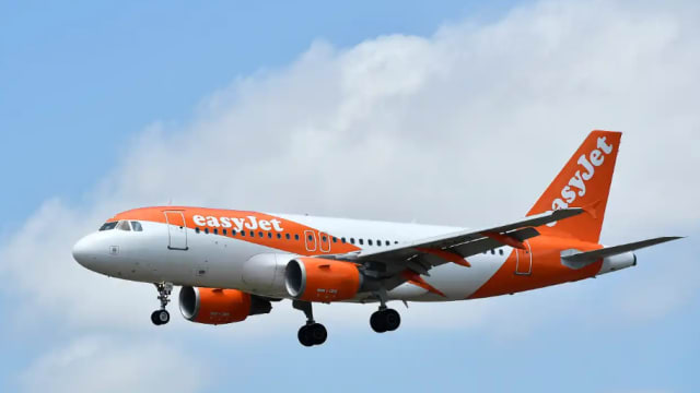 英国男子大闹机舱在走道撒尿 易捷航空航班紧急降落