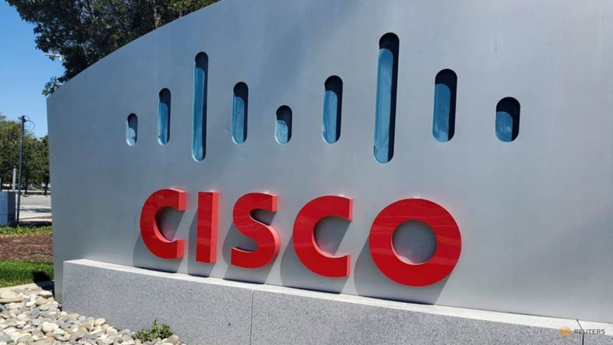 Cisco raises annual revenue forecast