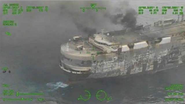 海上燃烧十多天后终沉没　载3000辆中国车货船沉入海中