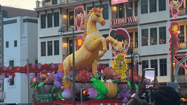 【直播】牛车水马年灯饰亮灯 随记者抢先看