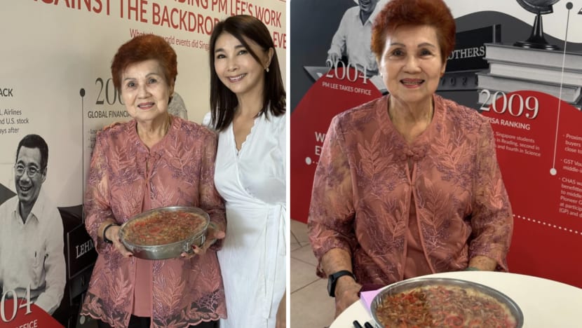 Chen Xiuhuan's Mum Thought She Was Meeting PM Lee And Baked Him A Pumpkin Cake, But It Was All A Miscommunication Chen Xiuhuan's Mum Thought She Was Meeting PM Lee And Baked Him A Pumpkin Cake, But It Was All A Miscommunication