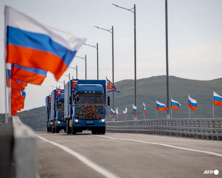 Russia, North Korea open first road bridge across border