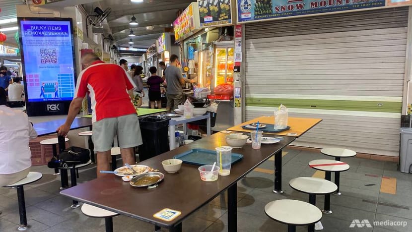 Leaving behind trays, food debris at hawker centres could expose others to diseases: Health experts Leaving behind trays, food debris at hawker centres could expose others to diseases: Health experts
