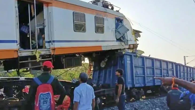 இந்தியாவில் ரயில் விபத்து - குறைந்தது 11 பேர் மரணம்