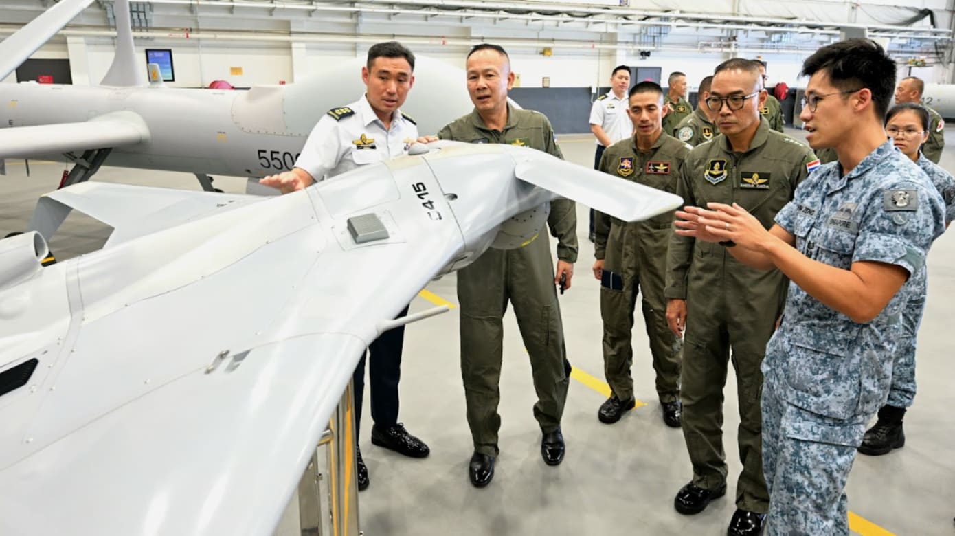 泰国皇家空军司令塞卡森空军上将参观Hermes 900和Orbiter 4无人机。（图：国防部）