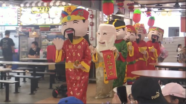 业者跟风让吉祥物财神爷大跳科目三 陪国人喜迎龙年