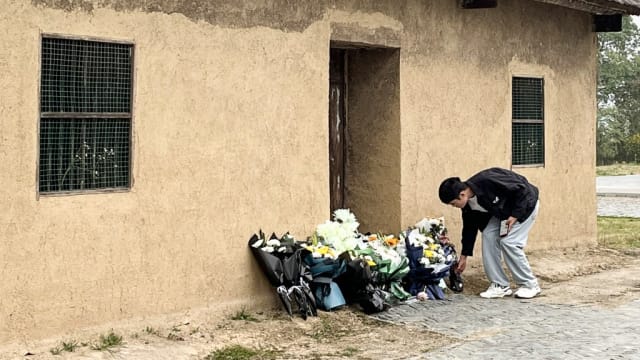 民众献花哀悼 李克强故居成花海
