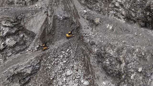 矿场苍蝇聚集飘异味 搜救队伍锁定范围寻找失联矿工