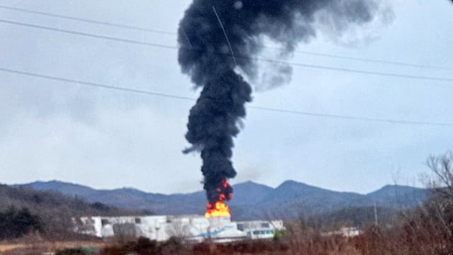 韩国东南部一个户外储油罐发生火患