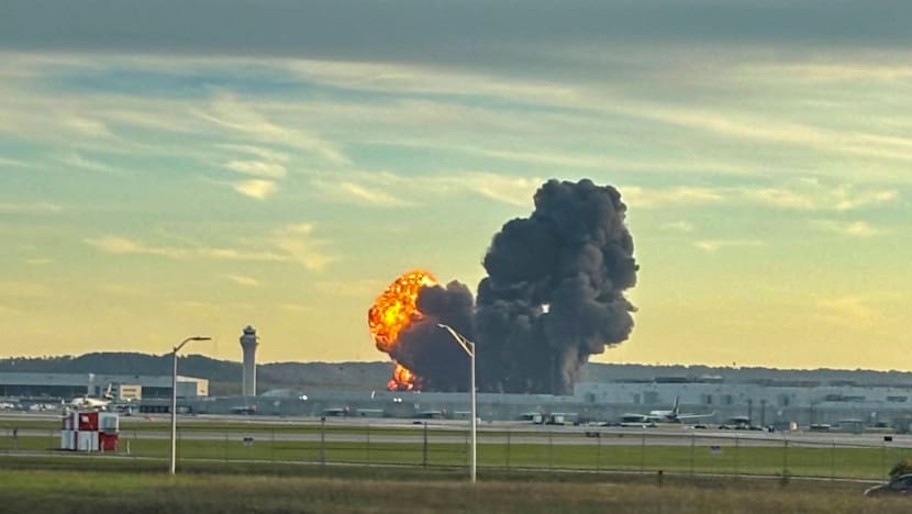 நெருப்புப்பந்தாக வெடித்த விமானம் - 3 மரணம்; 11 பேர் காயம்